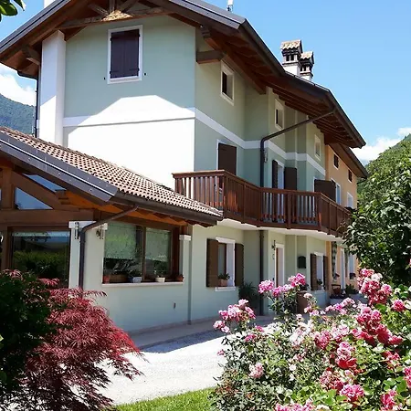 Rose Nocleg ze śniadaniem 3*